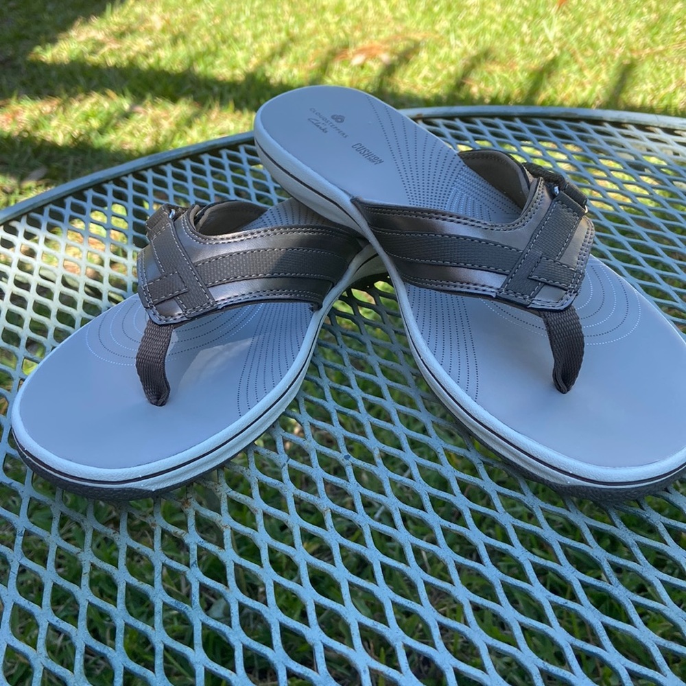 SOLD Clarks NEW cloud stepper‘s soft cushion flip-flops pewter new in box - Picture 1 of 9